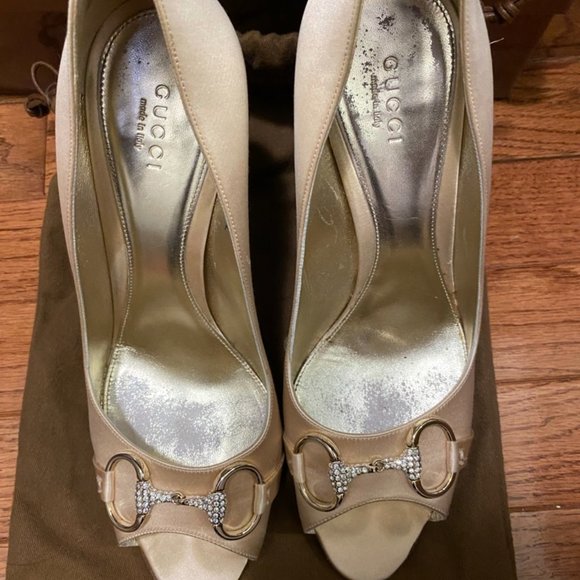 Gucci satin light gold pumps size 9 - Picture 3 of 3